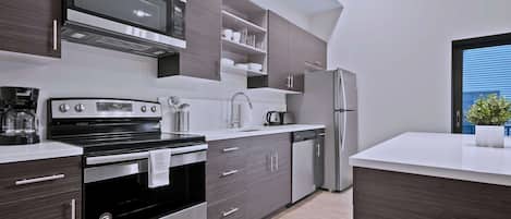 Réfrigérateur, micro-ondes, four, plaque de cuisson