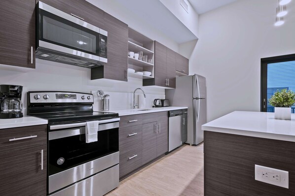 Frigorífico, microondas, horno y placa de cocina