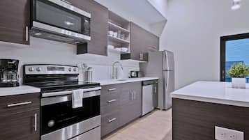 Refrigerador, microondas, horno, placa de cocina