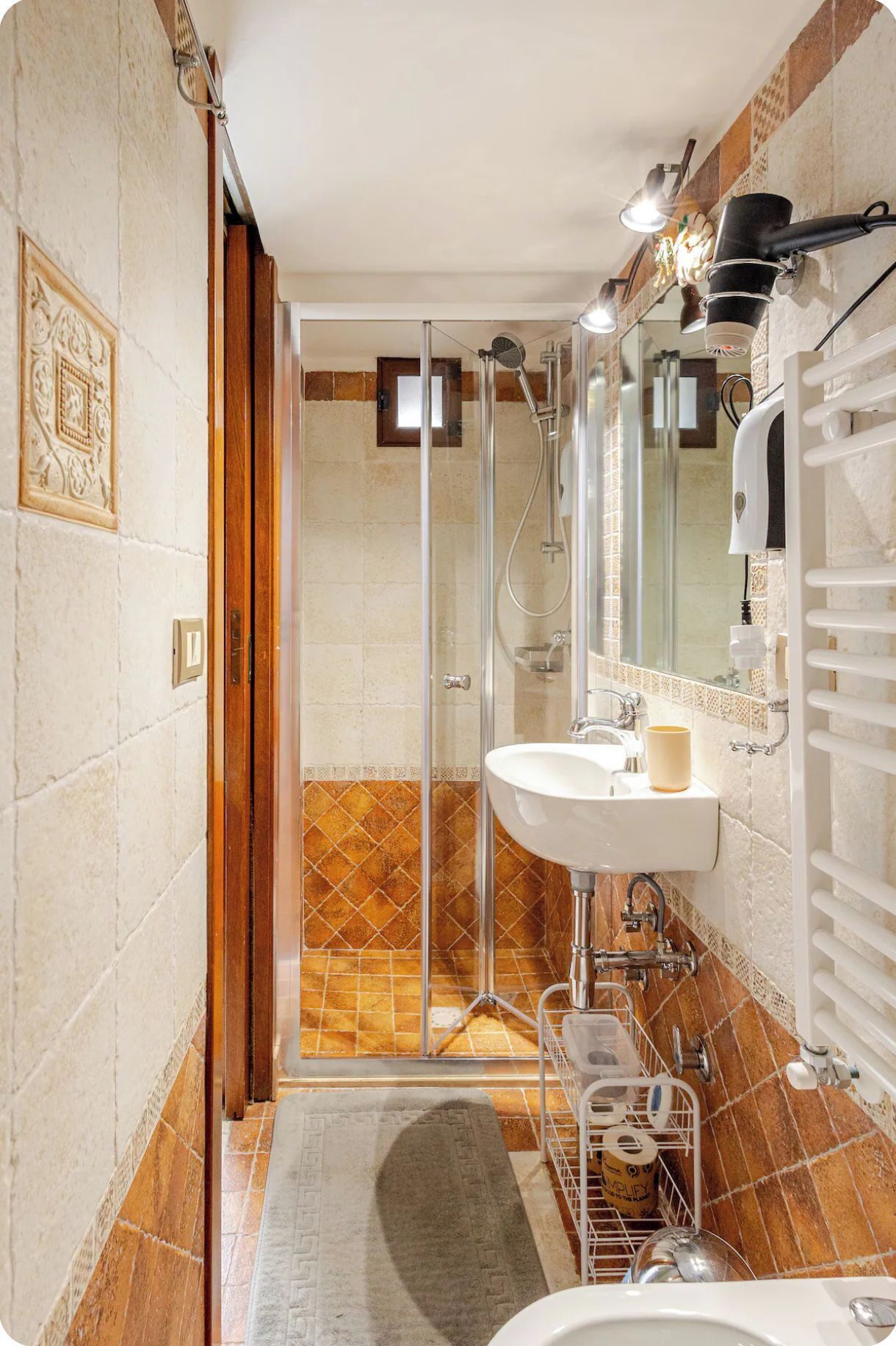 Hårtørrer, håndklæder, Sæbe, Toiletpapir