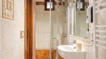 Hårtørrer, håndklæder, Sæbe, Toiletpapir