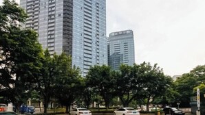 A modern high-rise building with a glass facade, surrounded by trees and parked cars. - Haojia Express Hotel (Zhuhai Gongbei Port Fuhuali Branch) (Zhuhai)