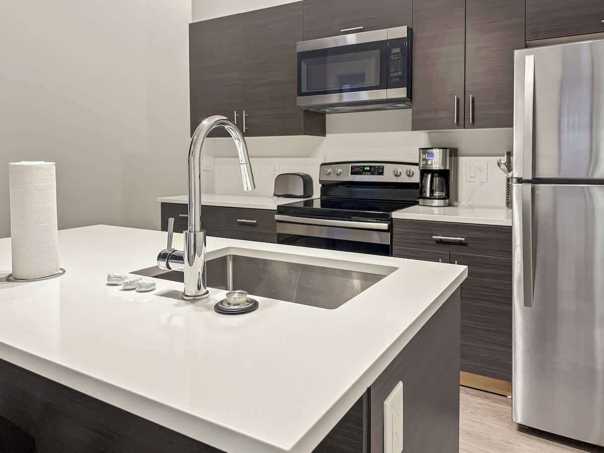 Een koelkast, een microgolfoven, een oven, een vaatwasser