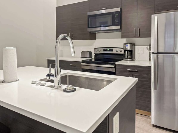 Frigorífico, microondas, horno y lavavajillas