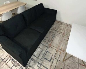 Una televisión, una oficina