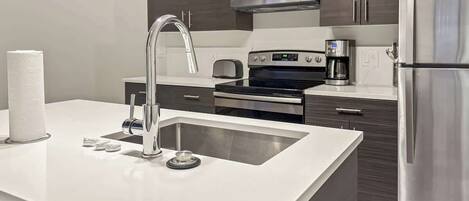 Réfrigérateur, micro-ondes, four, lave-vaisselle