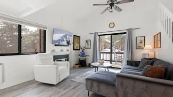 Comfort Condo, 2 Bedrooms, Mountain View | Living area