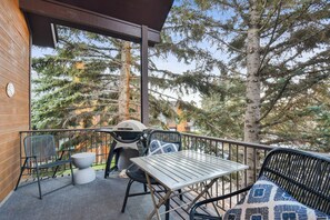 高級公寓客房, 山景 | 露台/庭院