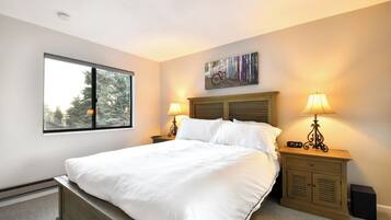 Superior Condo, Mountain View | 2 bedrooms, iron/ironing board, free WiFi