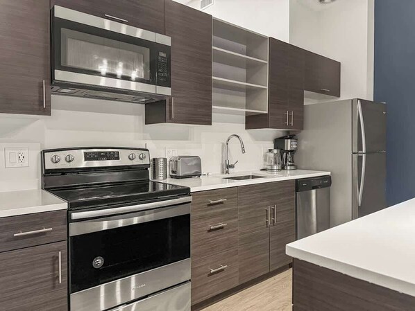 Frigorífico, microondas, horno y placa de cocina