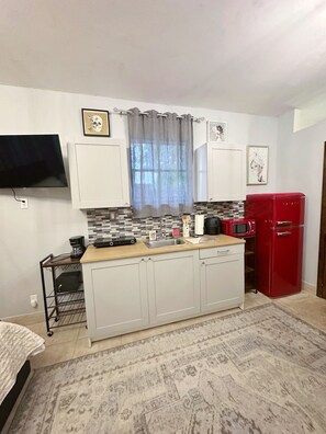 Fridge, microwave, stovetop, coffee/tea maker