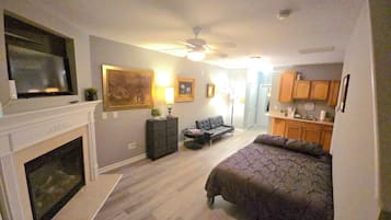 1 bedroom, desk, iron/ironing board, WiFi