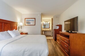 Deluxe egyágyas szoba, 1 king (extra méretű) franciaágy, akadálymentesített fürdőkád, nemdohányzó | Vasaló/vasalódeszka és ingyenes wifi