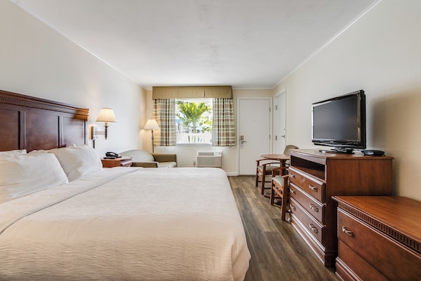 Deluxe-Zimmer, 1 King-Bett und Schlafsofa, Poolblick | Badezimmer | Duschwanne, Haartrockner, Handtücher, Seife