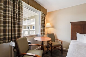 Standard szoba kétszemélyes ággyal, kilátással a medencére | Nappalirész | Tévé