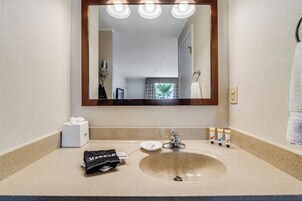 Bañera con ducha, secador de pelo, toallas, jabón