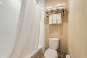 Combined shower/bathtub, hair dryer, towels, soap - Oceanus Motel (Rehoboth Beach)
