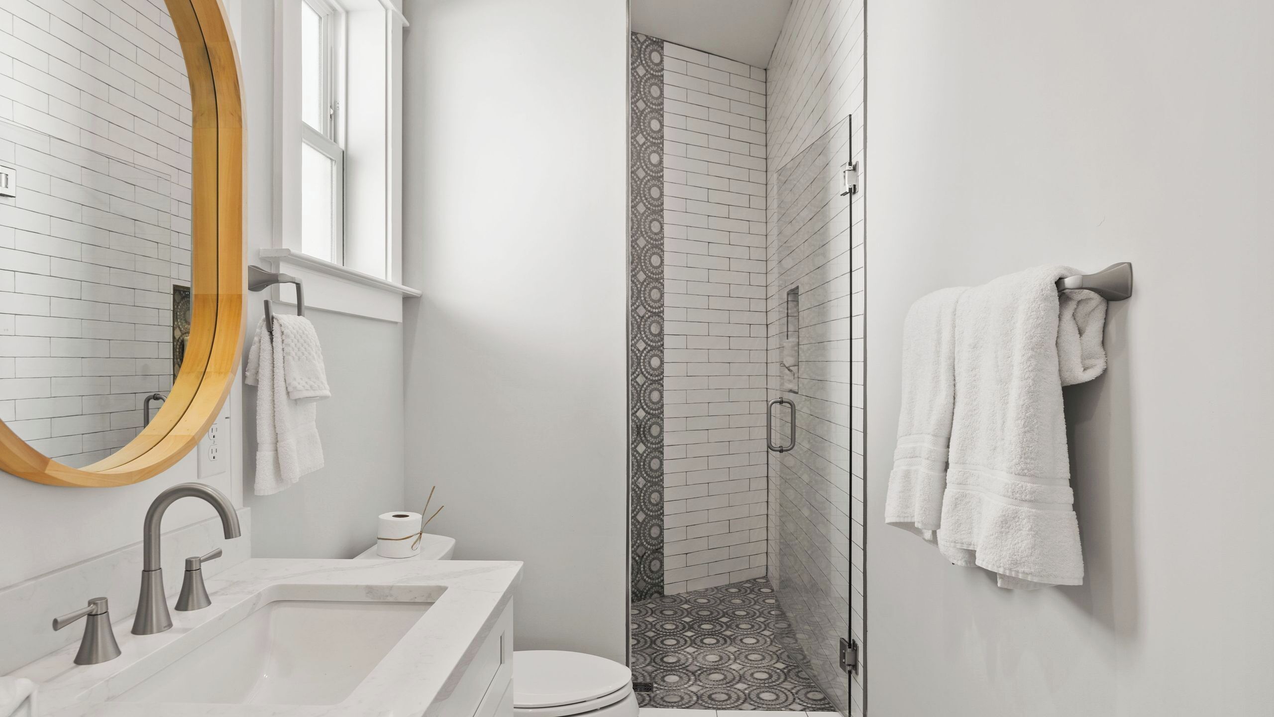 Ein modernes Badezimmer mit freistehender Badewanne, Toilette und Duschbereich.