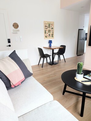 Smart TV - Lofty Living - Walk to Downtown (Raleigh)