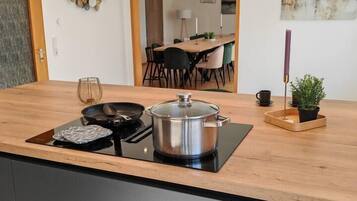 Refrigerador, microondas, horno, placa de cocina