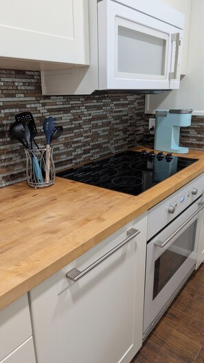 Jääkaappi, mikroaaltouuni, uuni, liesi