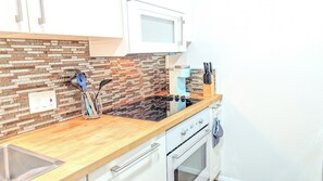 Geladeira, micro-ondas, fogão, cooktop