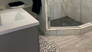 Douche, sèche-cheveux, serviettes fournies, savon