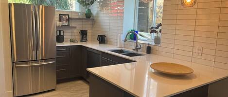 Frigorífico, microondas, horno y placa de cocina