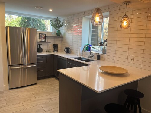 Welcome to "Paws and Stay Retreat". 5 minutes from downtown. Walk to wineries!