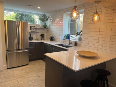 Welcome to "Paws and Stay Retreat". 5 minutes from downtown. Walk to wineries!