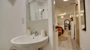 Studio | Bathroom