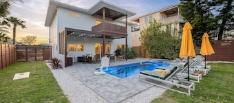 Beach Luxury | Pool, Spa, Steam Shower, Game Room