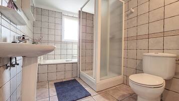 Baignoire à jets, bidet, savon, papier toilette