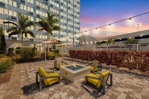 Terrace/patio - Coastal Chic Apartment in St. Pete with Pool (St. Petersburg)