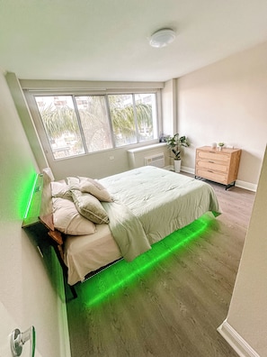 1 bedroom, free WiFi - Coastal Chic Apartment in St. Pete with Pool (St. Petersburg)