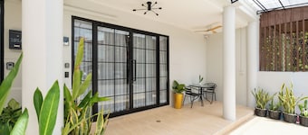 Wink House/ Center Patong Bangla Road/Beach /Sleep 10