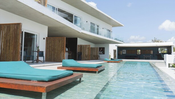 A modern hotel with a swimming pool, wooden deck, and lounge chairs. - The View Pipa (Tibau do Sul)