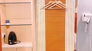 A hotel room with a wooden cabinet, a kettle, a drying station, and a shelf with a cup. - Light Stay Hotel - Xiaozhu (Shanghai Chuansha Branch) (Shanghai)