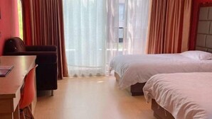 A hotel room with two beds, a desk, and a chair. - Light Stay Hotel - Xiaozhu (Shanghai Chuansha Branch) (Shanghai)
