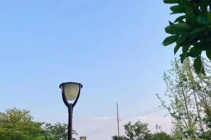 A street lamp with a clear sky in the background. - Light Stay Hotel - Xiaozhu (Shanghai Chuansha Branch) (Shanghai)