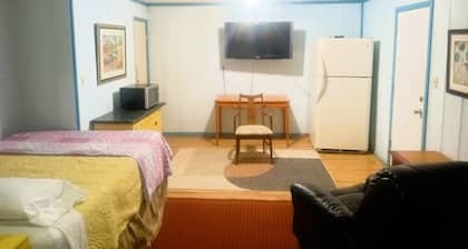 Charming 2-bedroom hotel suite with AC, WiFi in enchanting Searchlight