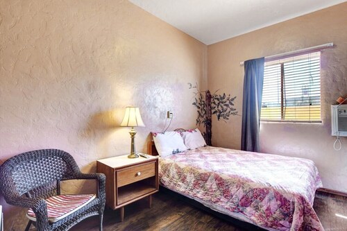 Charming 2-bedroom hotel suite with AC, WiFi in enchanting Searchlight