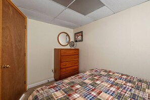 5 bedrooms, desk, iron/ironing board, free WiFi