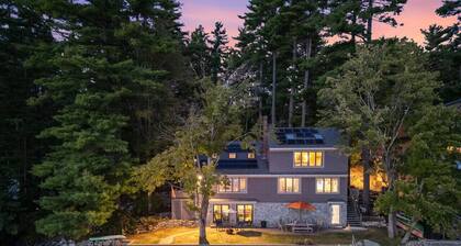 Spacious Waterfront Retreat on Merrymeeting Lake