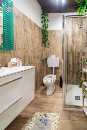 Haartrockner, Handtücher, Seife, Toilettenpapier