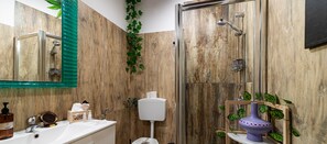 Haartrockner, Handtücher, Seife, Toilettenpapier