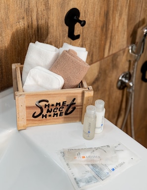 Haartrockner, Handtücher, Seife, Toilettenpapier
