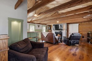 تلفزيون، مدفأة، كُتُب