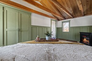 1 bedroom, desk, iron/ironing board, WiFi - Rustic Beauty, Fireplace, Cows & Mountain Views (Gilmanton)