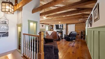 TV, caminetto, libri